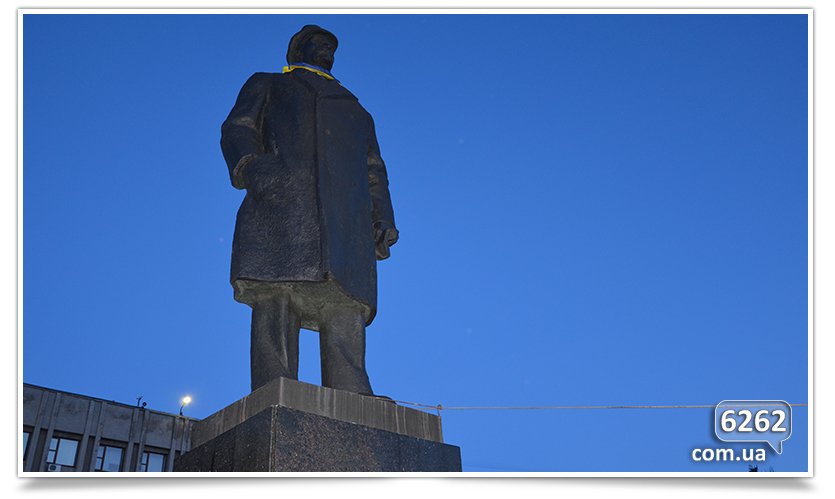 В Славянске состоялся флэшмоб сноса Ленина (фото) - фото 3 В Славянске состоялся флэшмоб сноса Ленина (фото) - фото 3