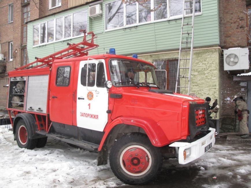 В Запорожье спасатели вытащили из огня двух женщин (ФОТО) (фото) -... В Запорожье спасатели вытащили из огня двух женщин (ФОТО) (фото) - фото 1