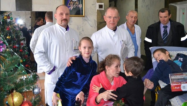 Маленькие авдеевцы проведали в Днепропетровске маму, спасшую их от... Маленькие авдеевцы проведали в Днепропетровске маму, спасшую их от осколков (ФОТО) (фото) - фото 1