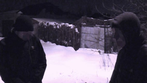 В Запорожье задержали воров, перевозивших на санках канализационный люк (ФОТО) (фото) - фото 1 В Запорожье задержали воров, перевозивших на санках канализационный люк (ФОТО) (фото) - фото 1