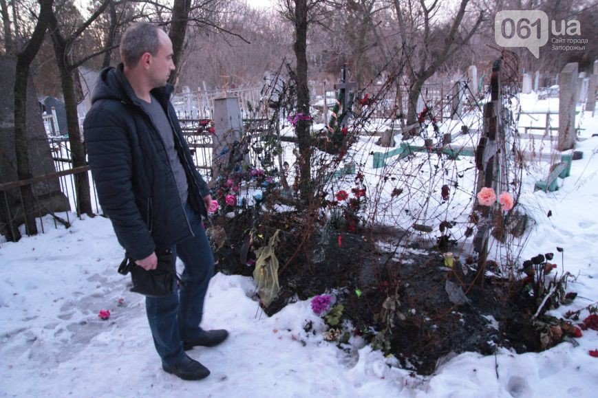 12 января: взрыв машины в Мелитополе, акт вандализма над могилой бойца АТО и серьезное ДТП с участием маршрутки (фото) - фото 2 12 января: взрыв машины в Мелитополе, акт вандализма над могилой бойца АТО и серьезное ДТП с участием маршрутки (фото) - фото 2