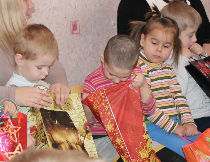 Детям с особыми психофизическими потребностями передали под..., фото-4 Детям с особыми психофизическими потребностями передали подарки от участников благотворительного бала. ФОТОФАКТ, фото-4