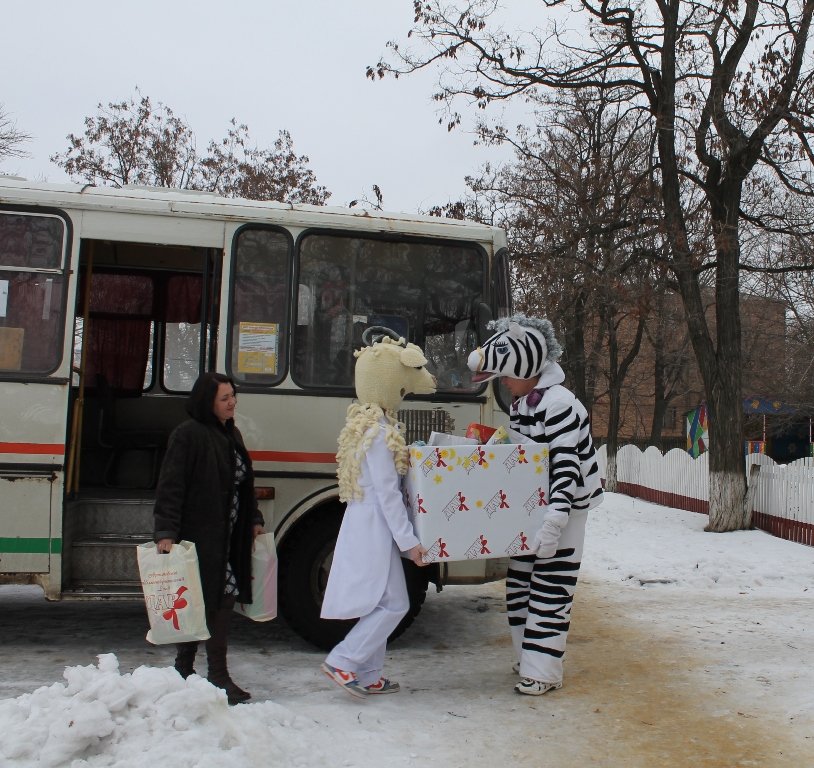 Детям с особыми психофизическими потребностями передали под..., фото-2 Детям с особыми психофизическими потребностями передали подарки от участников благотворительного бала. ФОТОФАКТ, фото-2