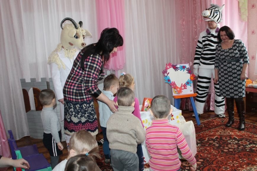 Детям с особыми психофизическими потребностями передали под..., фото-3 Детям с особыми психофизическими потребностями передали подарки от участников благотворительного бала. ФОТОФАКТ, фото-3