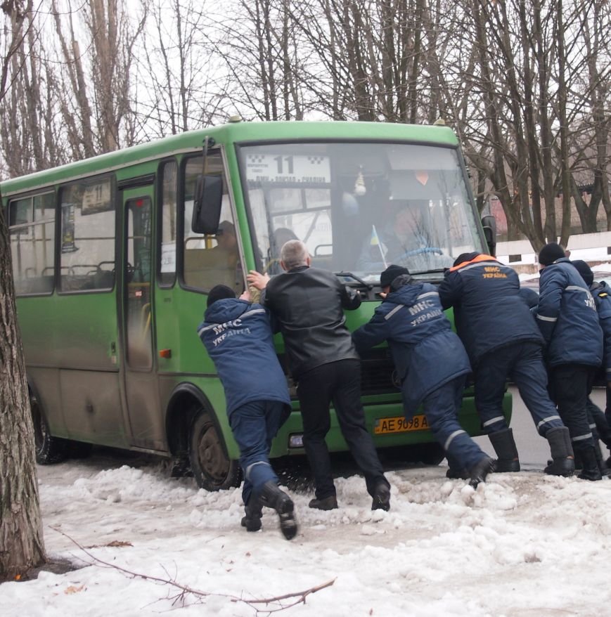 В Днепродзержинске пассажирский автобус застрявший из-за плохого со... В Днепродзержинске пассажирский автобус застрявший из-за плохого состояния дорог, доставали с помощью спасателей (фото) - фото 2