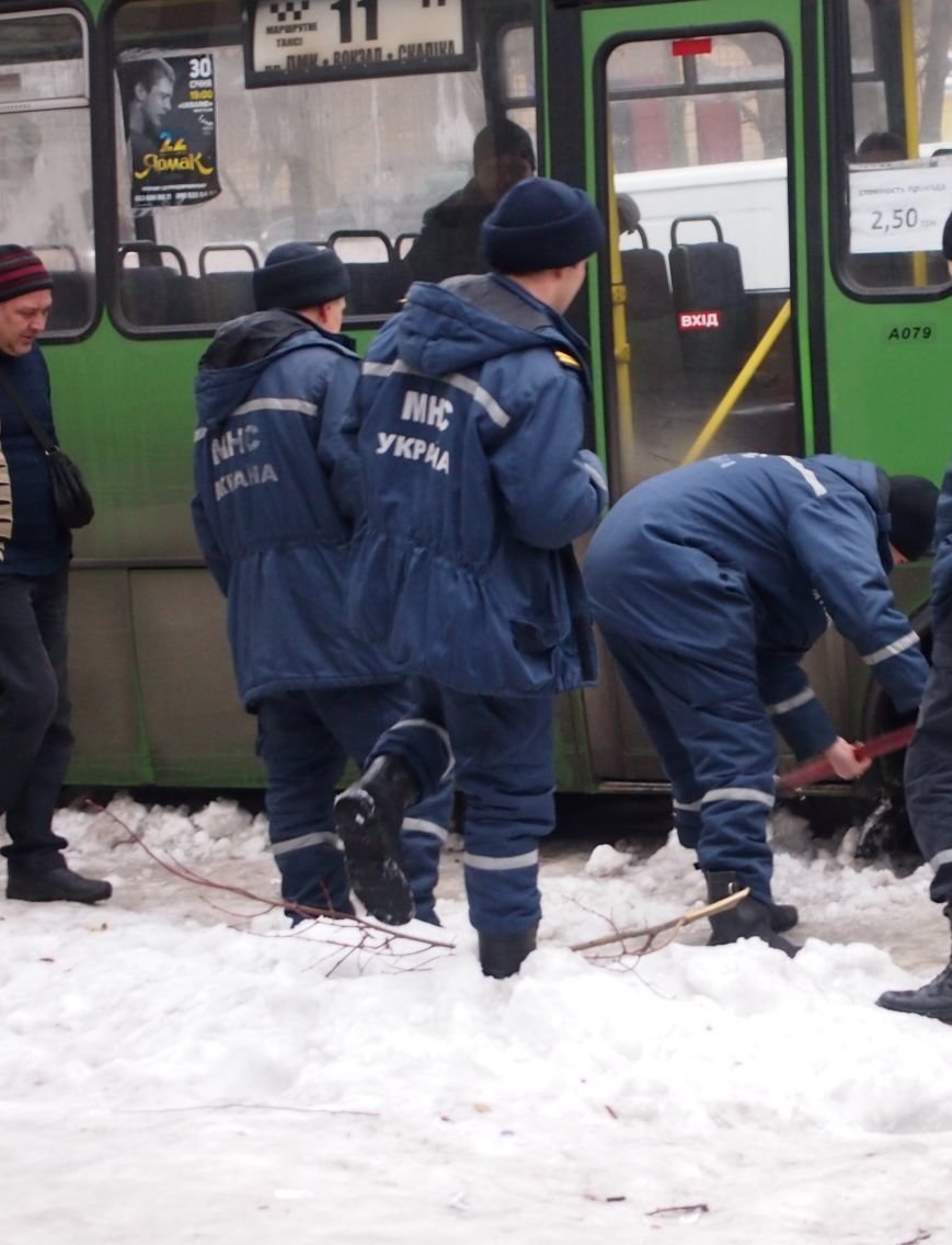 В Днепродзержинске пассажирский автобус застрявший из-за плохого со... В Днепродзержинске пассажирский автобус застрявший из-за плохого состояния дорог, доставали с помощью спасателей (фото) - фото 1