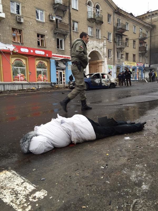 В Донецке снаряд разорвался в районе остановки на Боссе - погибли 1... В Донецке снаряд разорвался в районе остановки на Боссе - погибли 13 мирных жителей (ФОТО, ВИДЕО, 18+) (фото) - фото 5