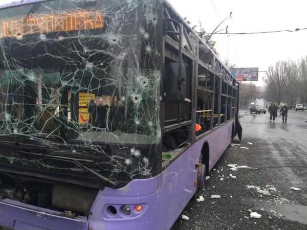 В Донецке снаряд разорвался в районе остановки на Боссе - погибли 1... В Донецке снаряд разорвался в районе остановки на Боссе - погибли 13 мирных жителей (ФОТО, ВИДЕО) (фото) - фото 1