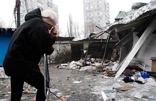 В Донецке снаряд разорвался в районе остановки на Боссе - погибли 1... В Донецке снаряд разорвался в районе остановки на Боссе - погибли 13 мирных жителей (ФОТО, ВИДЕО, 18+) (фото) - фото 6