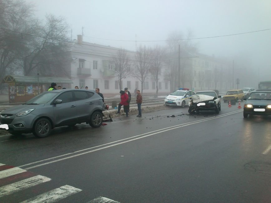 В Днепродзержинске на проспекте Юбилейном произошло серьезное ДТП (... В Днепродзержинске на проспекте Юбилейном произошло серьезное ДТП (фото) - фото 3