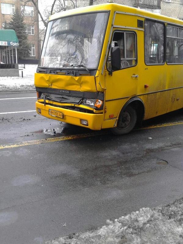 В центре Донецка боевики «ДНР» протаранили пассажирский автобус (ФОТО) (фото) - фото 2 В центре Донецка боевики «ДНР» протаранили пассажирский автобус (ФОТО) (фото) - фото 2