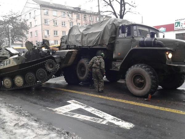 В центре Донецка боевики «ДНР» протаранили пассажирский автобус (ФОТО) (фото) - фото 1 В центре Донецка боевики «ДНР» протаранили пассажирский автобус (ФОТО) (фото) - фото 1