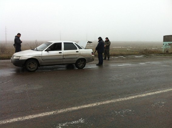 В Николаеве водитель не смог объяснить, откуда у него оружие в авто... В Николаеве водитель не смог объяснить, откуда у него оружие в авто (ФОТО) (фото) - фото 1