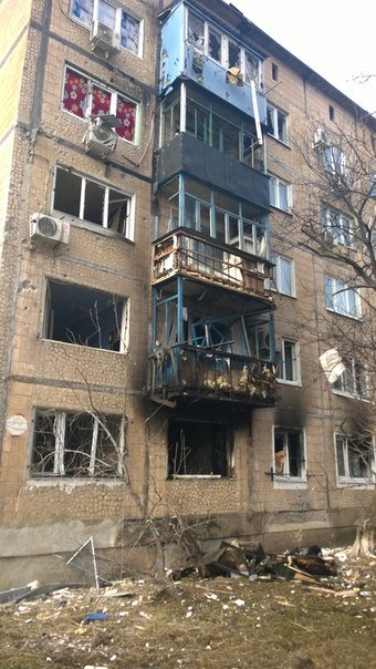 В Авдеевке после обстрелов артиллерией «ДНР» страшные разрушения (ФОТО) (фото) - фото 5 В Авдеевке после обстрелов артиллерией «ДНР» страшные разрушения (ФОТО) (фото) - фото 5