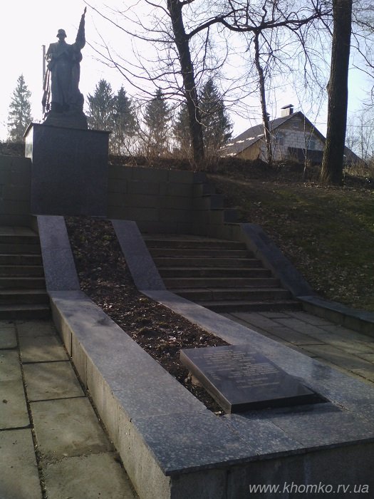 Проведено роботи по відновленню пам'ятників, присвячених визволителям Рівного (фото) - фото 1 Проведено роботи по відновленню пам'ятників, присвячених визволителям Рівного (фото) - фото 1