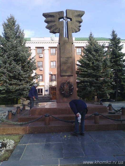 Проведено роботи по відновленню пам'ятників, присвячених визволителям Рівного (фото) - фото 1 Проведено роботи по відновленню пам'ятників, присвячених визволителям Рівного (фото) - фото 1