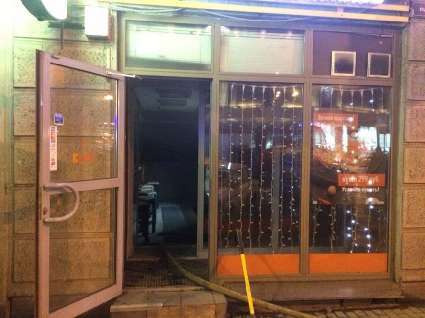 В Петербурге спасатели эвакуировали 13 человек из-за загоревшегося ресторана суши (фото) - фото 1 В Петербурге спасатели эвакуировали 13 человек из-за загоревшегося ресторана суши (фото) - фото 1