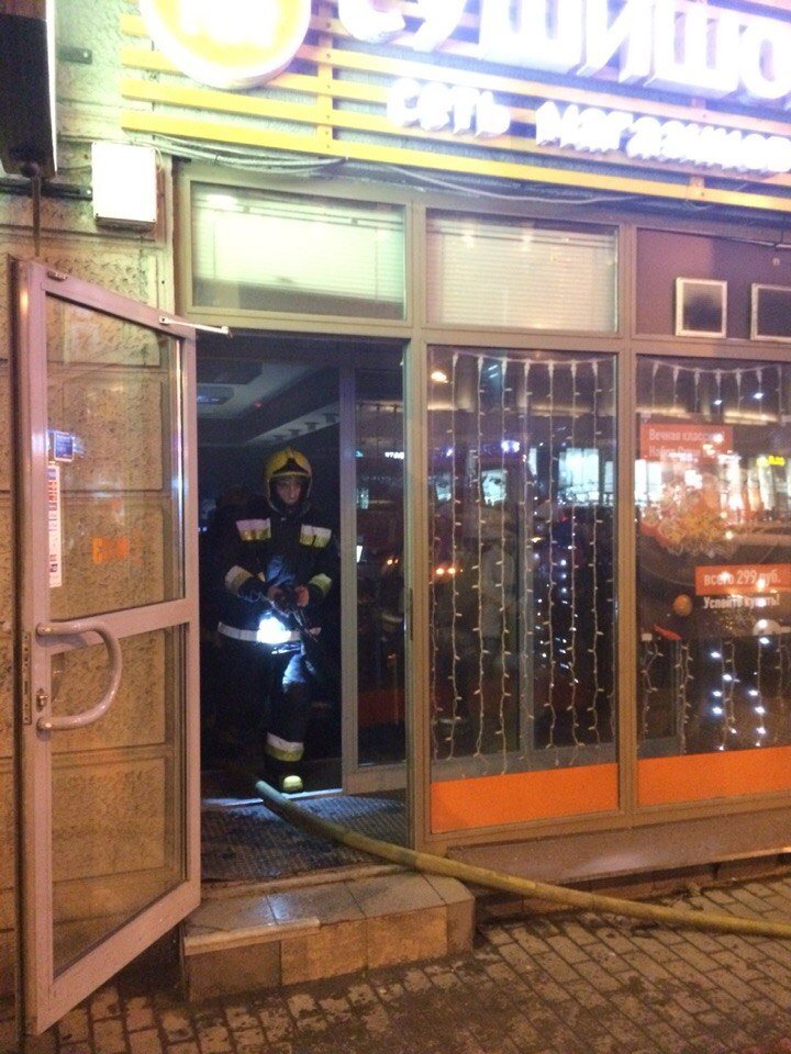 В Петербурге спасатели эвакуировали 13 человек из-за загоревшегося ресторана суши (фото) - фото 1 В Петербурге спасатели эвакуировали 13 человек из-за загоревшегося ресторана суши (фото) - фото 1