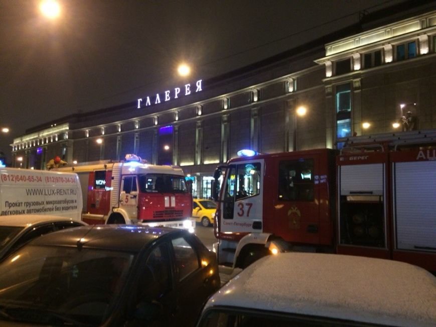 В Петербурге спасатели эвакуировали 13 человек из-за загоревшегося ресторана суши (фото) - фото 1 В Петербурге спасатели эвакуировали 13 человек из-за загоревшегося ресторана суши (фото) - фото 1