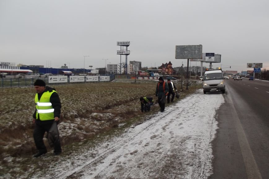 Під час ремонту доріг на Львівщині, довелось вивезти декілька тонн... Під час ремонту доріг на Львівщині, довелось вивезти декілька тонн сміття з узбіччя (ФОТО) (фото) - фото 1