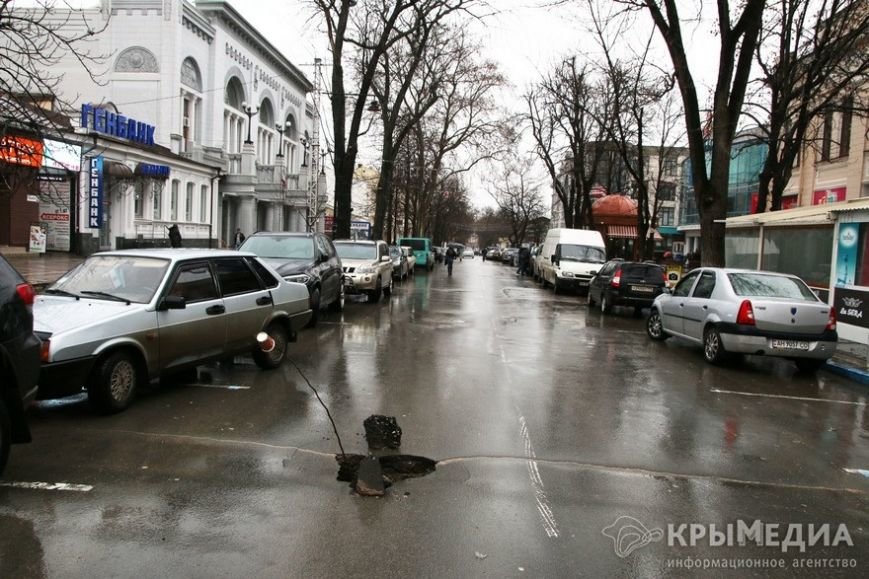 ФОТОФАКТ: Дыру в асфальте на ул. Горького засыпали камнями (фото) - фото 1 ФОТОФАКТ: Дыру в асфальте на ул. Горького засыпали камнями (фото) - фото 1