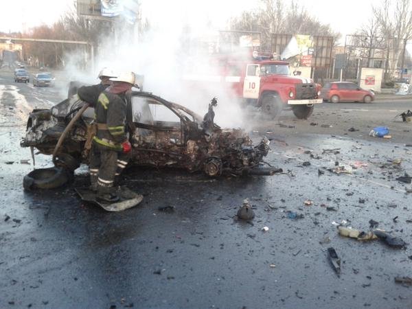 В Донецке снаряд поджег автомобиль на Мариупольской развилке - поги... В Донецке снаряд поджег автомобиль на Мариупольской развилке - погибли два человека (ФОТО, ВИДЕО) (фото) - фото 1