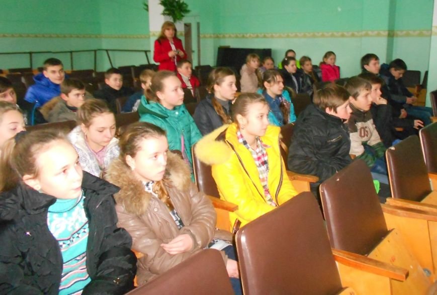 В Херсонской области учеников и учителей обучают поведению в чрезвычайных ситуациях (фото) - фото 2 В Херсонской области учеников и учителей обучают поведению в чрезвычайных ситуациях (фото) - фото 2