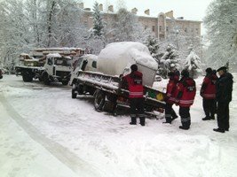 В Киеве грузовик, перевозивший сжатый кислород, провалился в яму (ФОТО) (фото) - фото 1