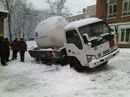 В Киеве грузовик, перевозивший сжатый кислород, провалился в яму (ФОТО) (фото) - фото 1