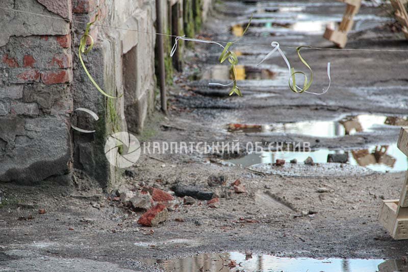 В Ужгороді знов небезпечно ходити попід балкони (ФОТОФАКТ), фото-3 В Ужгороді знов небезпечно ходити попід балкони (ФОТОФАКТ), фото-3