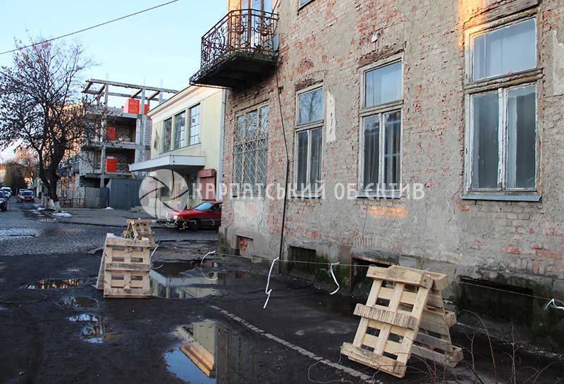 В Ужгороді знов небезпечно ходити попід балкони (ФОТОФАКТ), фото-6 В Ужгороді знов небезпечно ходити попід балкони (ФОТОФАКТ), фото-6