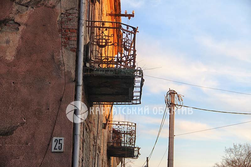 В Ужгороді знов небезпечно ходити попід балкони (ФОТОФАКТ), фото-4 В Ужгороді знов небезпечно ходити попід балкони (ФОТОФАКТ), фото-4