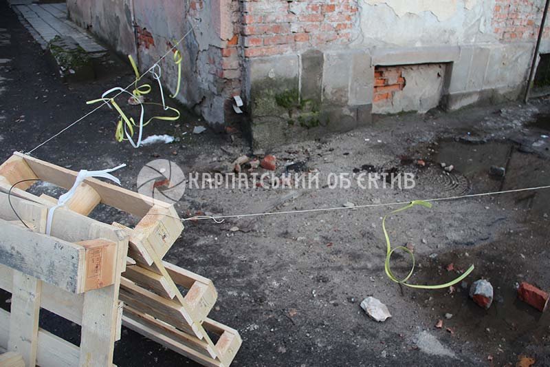 В Ужгороді знов небезпечно ходити попід балкони (ФОТОФАКТ), фото-5 В Ужгороді знов небезпечно ходити попід балкони (ФОТОФАКТ), фото-5