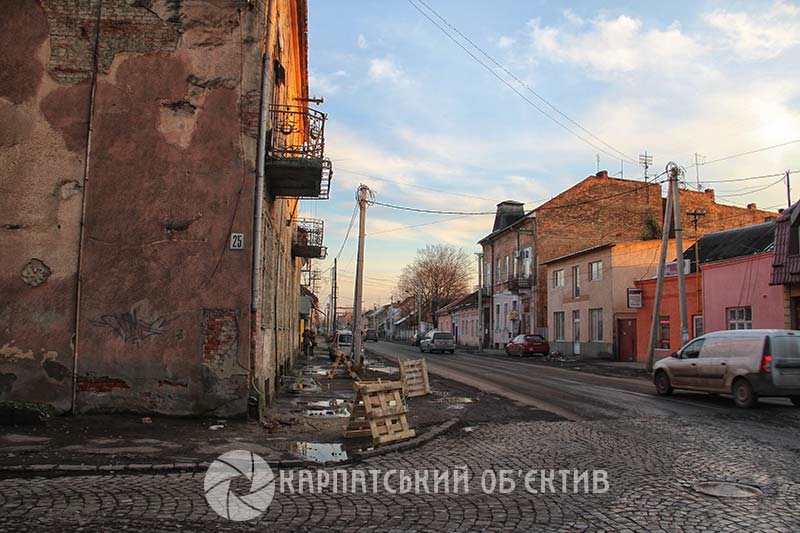 В Ужгороді знов небезпечно ходити попід балкони (ФОТОФАКТ), фото-2 В Ужгороді знов небезпечно ходити попід балкони (ФОТОФАКТ), фото-2