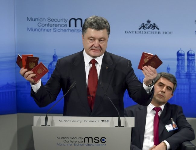 ФОТОФАКТ: Порошенко показав у Мюнхені паспорти російських військов... ФОТОФАКТ: Порошенко показав у Мюнхені паспорти російських військових (фото) - фото 1