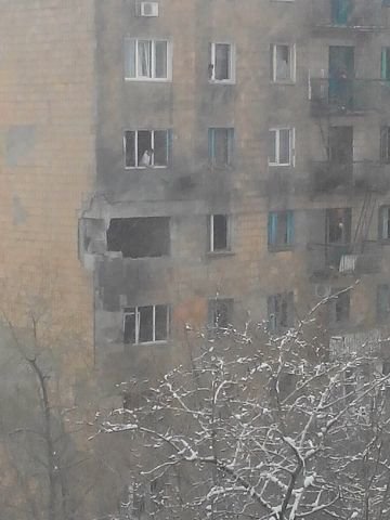 В Донецке в многоэтажки на Текстильщике попали снаряды (ФОТО) (фото... В Донецке в многоэтажки на Текстильщике попали снаряды (ФОТО) (фото) - фото 2