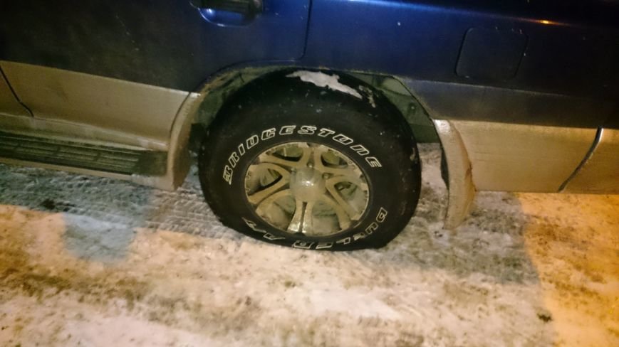 Волгоградскому блогеру Алексею Ульянову порезали колеса на иномарке. Фото, фото-3