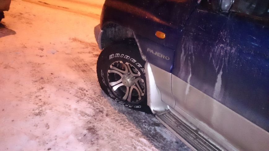 Волгоградскому блогеру Алексею Ульянову порезали колеса на иномарке. Фото, фото-1