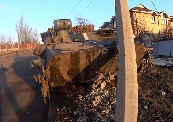 Бронетранспортер боевиков врезался в центре Донецка в столб..., фото-1 Бронетранспортер боевиков врезался в центре Донецка в столб (ФОТО, ВИДЕО), фото-1