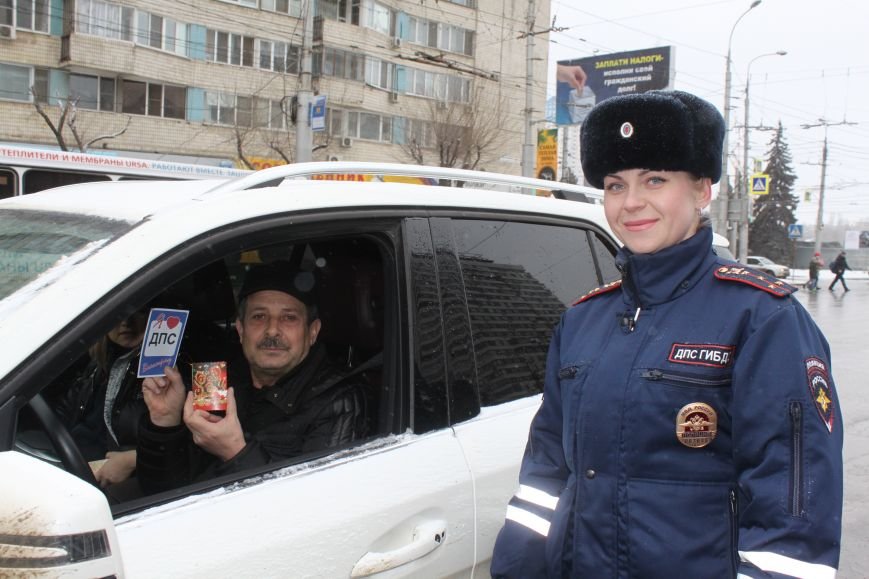 Волгоградские сотрудники ГИБДД поздравили водителей с Днем влюбленных. ФОТО, фото-5