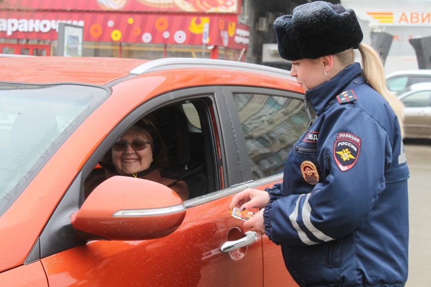 Волгоградские сотрудники ГИБДД поздравили водителей с Днем влюбленных. ФОТО, фото-6