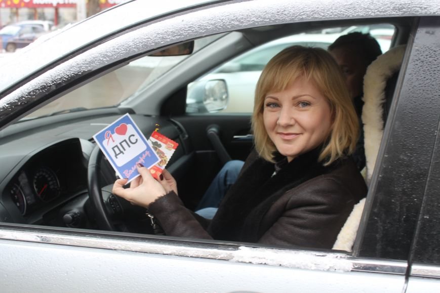 Волгоградские сотрудники ГИБДД поздравили водителей с Днем влюбленных. ФОТО, фото-2