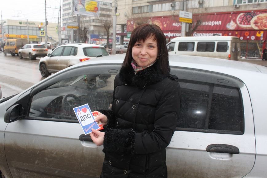 Волгоградские сотрудники ГИБДД поздравили водителей с Днем влюбленных. ФОТО, фото-4
