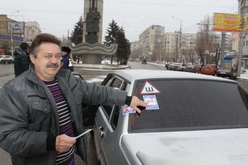 Волгоградские сотрудники ГИБДД поздравили водителей с Днем влюбленных. ФОТО, фото-3