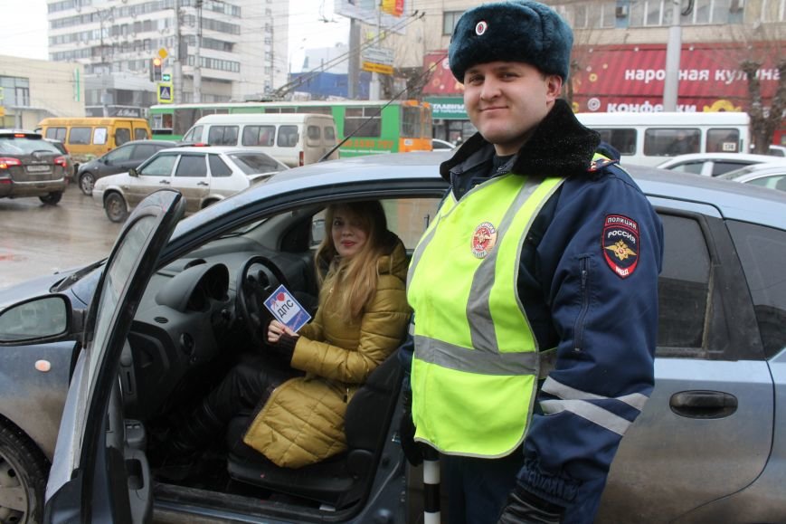 Волгоградские сотрудники ГИБДД поздравили водителей с Днем влюбленных. ФОТО, фото-1
