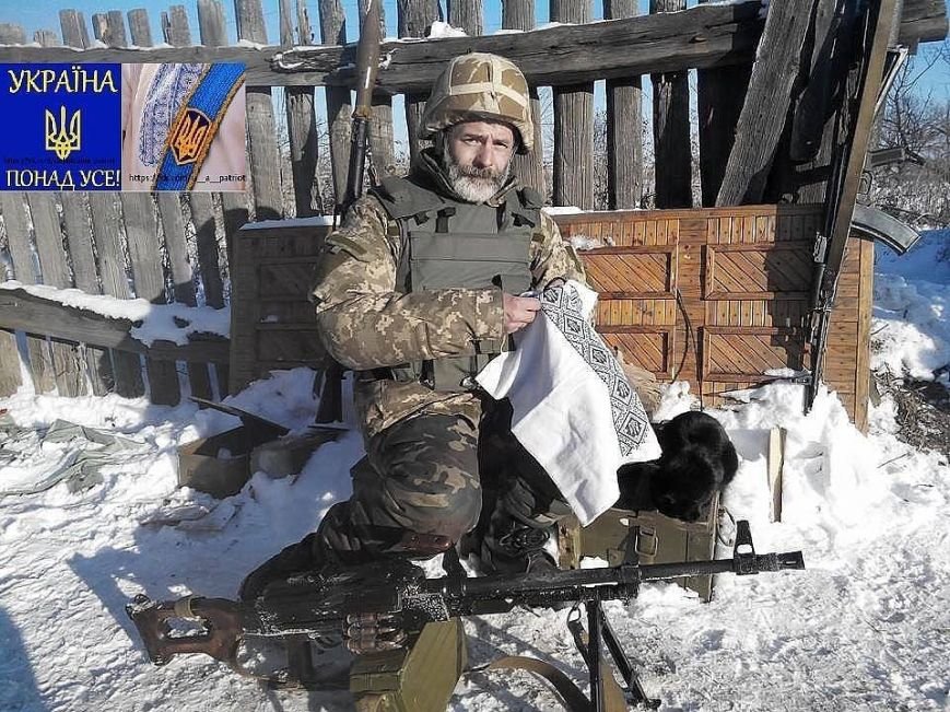 Солдат собаку не обидит - как украинские «каратели» делятся..., фото-4 Солдат собаку не обидит - как украинские «каратели» делятся своим пайком с четвероногими друзьями (Фотофакт), фото-4