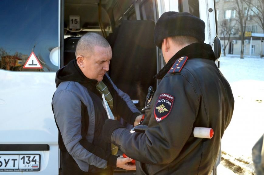 В Волгограде состоялся очередной рейд по состоянию маршруток (фото)... В Волгограде состоялся очередной рейд по состоянию маршруток (фото) - фото 1