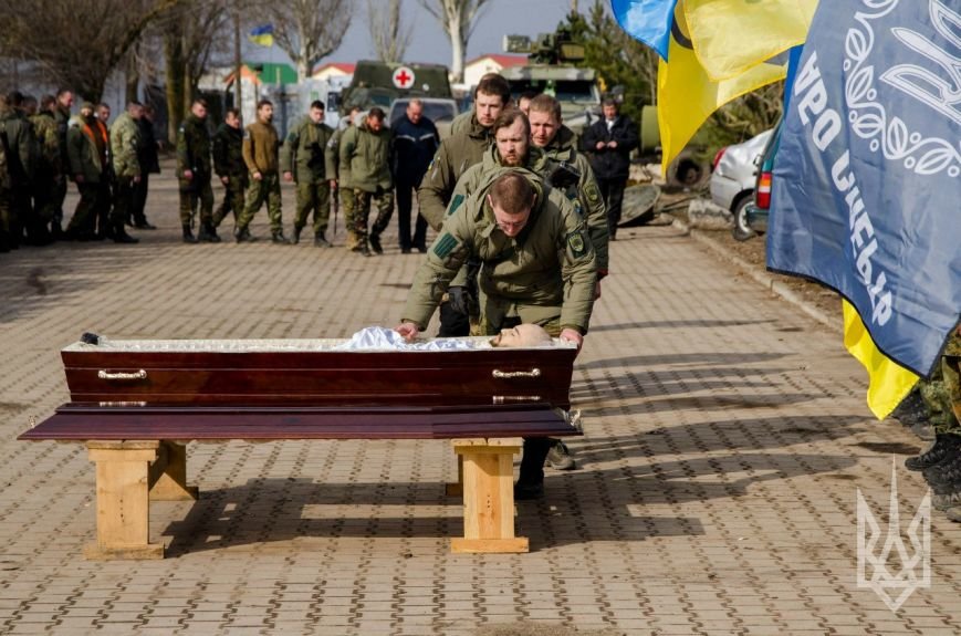 В Урзуфе бойцы полка «Азов» простились с побратимом, погибшим в Широкино (ФОТО) (фото) - фото 1