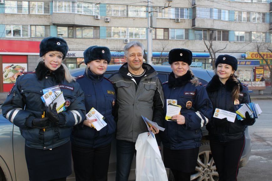 Волгоградских автомобилистов поздравили сотрудницы Госавтоинспекции, фото-3