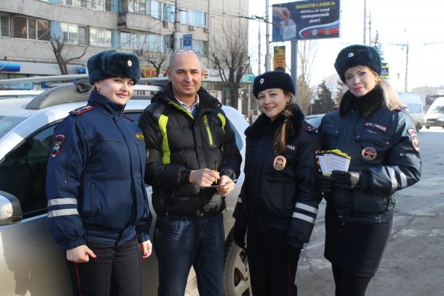 Волгоградских автомобилистов поздравили сотрудницы Госавтоинспекции, фото-2